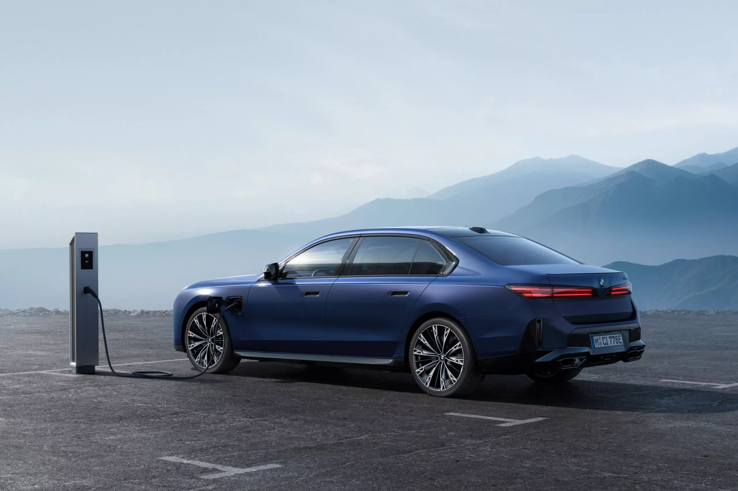 Töltse a BMW 7 M járművét útközben.