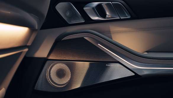 Bowers & Wilkins Diamond surround hangsugárzó rendszer.